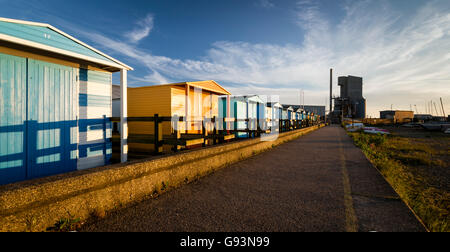 Farbenfrohe Strandhütten zu arbeitet der ikonischen Zement im Hafen von Whitstable. Stockfoto