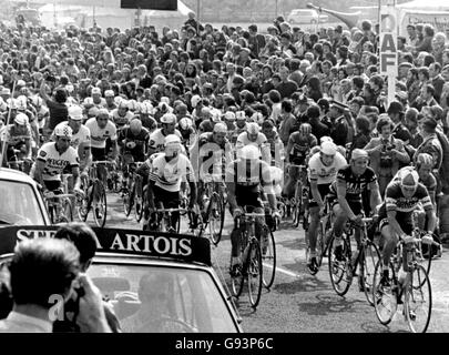 Radfahren - Tour de France. Tausende von Zuschauern beobachten die Teilnehmer des Radrennens der Tour de France, das zum ersten Mal den Kanal überquert hatte. Stockfoto