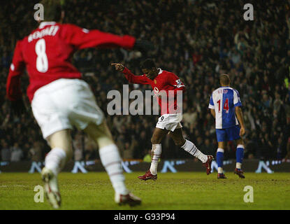 Louis Saha von Manchester United feiert sein Tor gegen Blackburn Rovers während des Carling Cup-Halbfinalmatches in Old Trafford, Manchester, Mittwoch, 25. Januar 2006. DRÜCKEN Sie VERBANDSFOTO. Bildnachweis sollte lauten: Martin Rickett/PA. Stockfoto