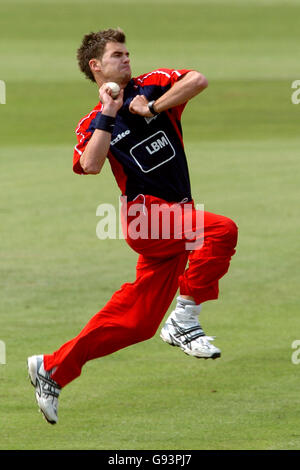 Cricket - Twenty20 Cup - Lancashire Lightning / Durham Dynamos - Old Trafford. James Anderson, Lancashire Lightning Stockfoto