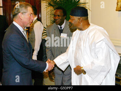 Als er am Donnerstag, dem 26. Januar 2006, zu einer Konferenz der Islamischen Entwicklungsbank (IDB) in London eintrifft. Der Prinz von Wales forderte heute die Menschen auf, sich den Herausforderungen zu stellen, vor denen junge britische Muslime stehen, die das Gefühl haben, kein gesellschaftliches Interesse zu haben. Charles sprach auch von der Notwendigkeit, mehr zu tun, um die Jugendarbeitslosigkeit im Nahen Osten zu bekämpfen. Der Thronfolger nahm an einer Konferenz in London Teil, um den 30. Jahrestag der Islamischen Entwicklungsbank zu begehen. Siehe PA Geschichte ROYAL Charles. DRÜCKEN SIE VERBANDSFOTO. Das Foto sollte lauten: Odd Anderson/AFP/WPA Rota/PA. Stockfoto