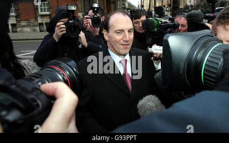 Der liberal-demokratische Anwärter Simon Hughes kommt am Donnerstag, dem 26. Januar 2006, in Millbank in London an, an dem Tag, an dem er in einer Zeitung zugab, er sei in eine Reihe von Schwulenbeziehungen verwickelt gewesen, bestand aber darauf, dass er immer noch für die Führung seiner Partei stehen werde. Siehe PA Geschichte POLITIK Hughes. DRÜCKEN Sie VERBANDSFOTO. Bildnachweis sollte lauten: Cathal McNaughton / PA. Stockfoto