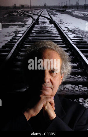 Leo Metzstie mit einer in Auschwitz entstandenen Fotografie, die Teil der Ausstellung in Dynamic Earth, Edinburgh, Donnerstag, 26. Januar 2006 ist. Leo wurde 1932 in Berlin geboren und konnte wenige Tage vor seinem siebten Geburtstag aus Deutschland fliehen. Er verbrachte sechs Monate mit einer Patenfamilie in Schottland und dann weitere vier Jahre in einem Hostel in der Nähe von Glasgow. Das Foto ist Teil einer Ausstellung, die die Grundlage für Schottlands permanentes Denkmal zur Sensibilisierung für den Holocaust bilden wird und ist derzeit in Dynamic Earth, Edinburgh, zu sehen. Siehe PA Geschichte SCHOTTLAND Holocaust. DRÜCKEN SIE ASSOZIATIONSFOTO.FOTO Stockfoto