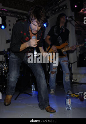 Bodyrocker treten bei der Aussie Day Party auf, die zum Gedenken an den Australia Day im Il Bottaccio im Londoner Zentrum, Donnerstag, 26. Januar 2006, stattfindet. DRÜCKEN Sie VERBANDSFOTO. Bildnachweis sollte lauten: Yui Mok/PA Stockfoto