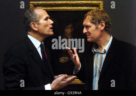 Der Poet Laureate Andrew Motion (rechts) spricht mit der Direktorin der National Portrait Gallery Sandy Nairne vor dem angeblich wichtigsten Porträt des englischen metaphysischen Dichters John Donne in der National Portrait Gallery im Zentrum Londons, Freitag, 27. Januar 2006. Stockfoto