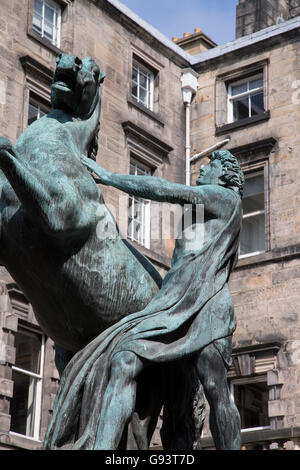 Alexander und Bucephalus Statue von Steell (1883), City Chambers auf Königliche Meile Straße; Edinburgh; Schottland Stockfoto
