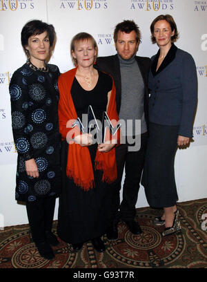 Harriet Walter, Phyllida Lloyd und Janet McTeer mit Gastmoderator Ewan McGregor bei den 10. Jährlichen South Bank Show Awards, die herausragende Leistungen in allen Bereichen von Oper, Popmusik und Literatur bis hin zu bildender Kunst im Savoy im Zentrum von London auszeichnen, Freitag, 27. Januar 2006. DRÜCKEN SIE VERBANDSFOTO. Bildnachweis sollte lauten: Steve Parsons/PA Stockfoto