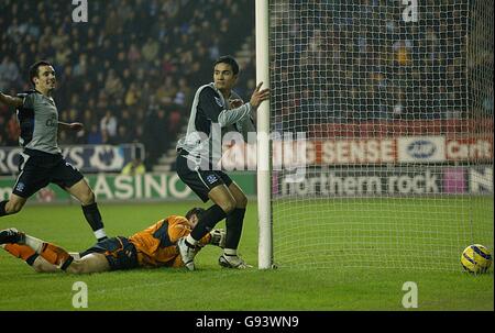 Fußball - FA Barclays Premiership - Wigan Athletic gegen Everton - JJB Stadium. Evertons Tim Cahill trifft am Wigan Athletic-Torwart Mike Pollitt vorbei, um sein Tor in der Offside zu sehen Stockfoto