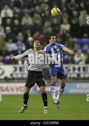 Everton's Tim Cahill und Leighton Baines von Wigan Athletic kämpfen um Der Ball Stockfoto