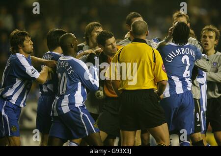 Everton's Duncan Ferguson reifer sich mit Pascal Chimbonda von Wigan Athletic an der Spitze An seine Entsendung offf Stockfoto