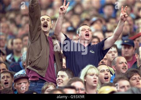 Fußball - FA Carling Premiership - Aston Villa / Middlesbrough. Aston Villa Fans kommen hinter ihr Team Stockfoto