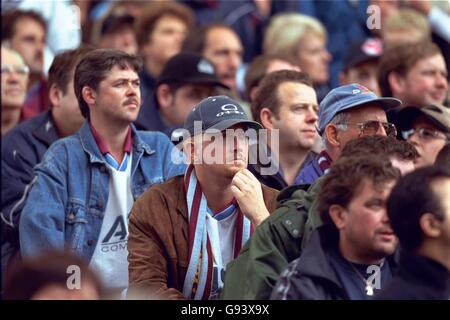 Fußball - FA Carling Premiership - Aston Villa / Middlesbrough. Aston Villa Fans beobachten das Spiel aufmerksam Stockfoto