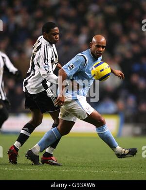 Fußball - FA Barclays Premiership - Manchester City / Newcastle United - City of Manchester Stadium. Trevor Sinclair von Manchester City wird von Celestine Babayaro von Newcastle United angestickt Stockfoto