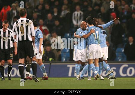 Fußball - FA Barclays Premiership - Manchester City / Newcastle United - City of Manchester Stadium. Andy Cole von Manchester City feiert sein Ziel, während Alan Shearer von Newcastle United niedergeschlagen ist Stockfoto