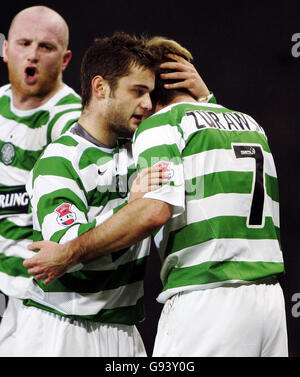 Maciej Zurawski (R) von Celtic feiert den Treffer gegen Motherwell mit Shaun Maloney während des Halbfinalmatches des CIS Insurance Cup in Hampden Park, Glasgow, am 1. Februar 2006. DRÜCKEN SIE VERBANDSFOTO. Das Foto sollte lauten: Andrew Milligan/PA. Stockfoto