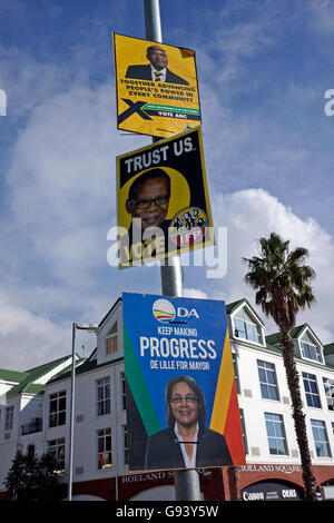 Wahlplakate auf Laternenpfahl in Cape Town, Südafrika. Stockfoto