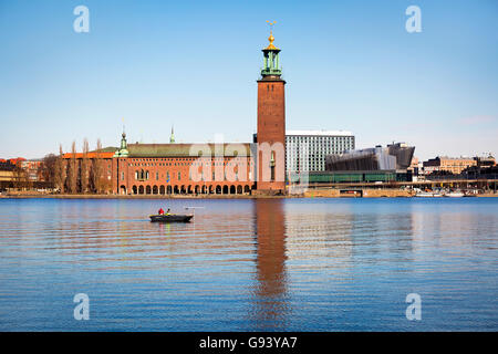 Menschen in einem Boot vor Stockholm City Hall. Stockfoto