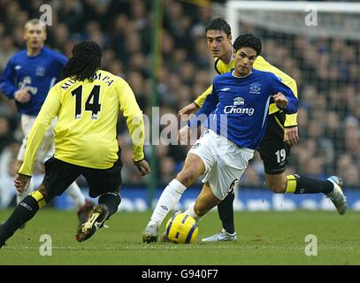 Fußball - FA Barclays Premiership - Everton / Manchester City - Goodison Park. Evertons Mikel Arteta Breaks passierten Kiki Musampa, Albert Riera, Stockfoto