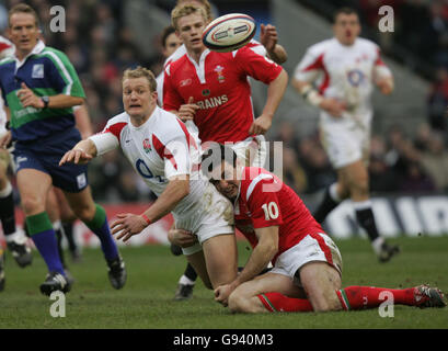 Englands Jamie Noon (L) entlastet sich unter dem Druck von Stephen Jones aus Wales während des RBS 6 Nations-Spiels in Twickenham, London, Samstag, 4. Februar 2006. DRÜCKEN Sie VERBANDSFOTO. Bildnachweis sollte lauten: David Davies/PA. Stockfoto