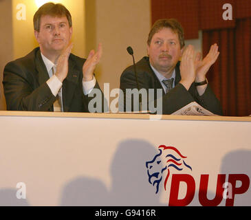 Jeffrey Donaldson, Abgeordneter der demokratischen Unionistischen Partei (links), mit Sammy Wilson, Abgeordneter auf der Jahreskonferenz ihrer Partei in Belfast, Samstag, 4. Februar 2006. Siehe PA Story ULSTER DUP. DRÜCKEN Sie VERBANDSFOTO. Bildnachweis sollte lauten: Paul Faith / PA Stockfoto