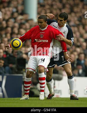 Fußball - FA Barclays Premiership - Tottenham Hotspur / Charlton Athletic - White Hart Lane. Paul Stalteri von Tottenham Hotspur und Jerome Thomas von Charlton Athletic Stockfoto
