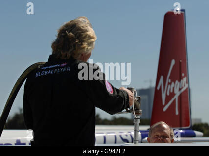 Sir Richard Branson (links) füllt den Virgin Atlantic GlobalFlyer II mit Treibstoff, während der amerikanische Abenteurer Steve Fossett am Montag, 6. Februar 2006, im Kennedy Space Center der NASA in Florida zuschaut. Fossett soll am Dienstag im Flugzeug aus dem Weltraumzentrum starten, um einen Rekord für den längsten Flug aller Zeiten zu erreichen, der 80 Stunden dauern wird, und ihn am Donnerstagabend nach der Umrundung der Erde in Kent, England, landen zu sehen. Siehe PA Story. DRÜCKEN SIE VERBANDSFOTO. Bildnachweis sollte lauten: Matthew Fearn/PA Stockfoto