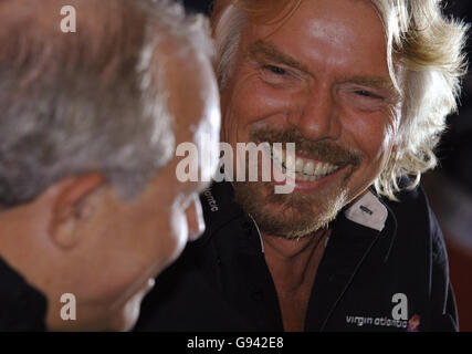 Sir Richard Branson (rechts) und Steve Fossett sprechen am Montag, den 6. Februar 2006, im Kennedy Space Center der NASA in Florida mit den Medien. Fossett soll morgen im Virgin Atlantic GlobalFlyer II vom Weltraumzentrum starten, um einen Rekord für den längsten Flug aller Zeiten zu erreichen, der 80 Stunden dauern wird, und ihn am Donnerstagabend nach der Umrundung der Welt in Kent, England, landen zu sehen. Siehe PA Story AIR GlobalFlyer. DRÜCKEN SIE VERBANDSFOTO. Bildnachweis sollte lauten: Matthew Fearn/PA Stockfoto