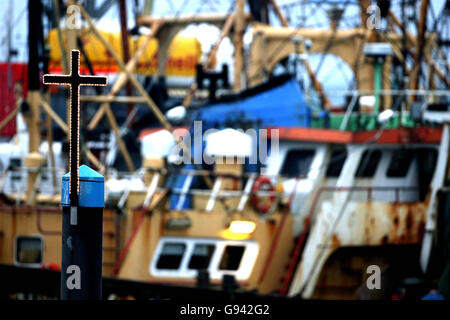 Meer retten: Die aufgehende Sonne angeln Boot sitzt an Bord der Granuaile Bergung Schiff, Dienstag, 7. Februar 2006, nach dem Taucher durch die Nacht gearbeitet, um das Wrack, die sechs Meilen von Kilmore Quay in Wexford im Dezember 2005 sank zu erholen. Die Lobster Boat, der im vergangenen November mit dem Verlust von zwei Besatzungsmitgliedern sank, ist in der Nähe von Rosslare Hafen übernommen, die mit dem irischen Lichter Schiff der Granuaile, wo es über Nacht gehalten wird. Siehe Meer retten. PRESS ASSOCIATION Foto. Photo Credit: Niall Carson/PA Stockfoto