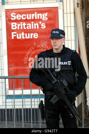 Bewaffnete Polizisten stehen am Freitag, den 10. Februar 2006, vor dem Wintergarten in Blackpool, an dem Tag, an dem die Frühjahrstagung der Labour-Partei beginnt. Der britische Premierminister Tony Blair wird die Abgeordneten auf der heutigen Konferenz auffordern, sich nicht gegen wichtige Sicherheitspläne zu wehren. Der Premierminister wird an die Hinterbänkler appellieren, die Regierung bei den entscheidenden Abstimmungen über Personalausweise und Anti-Terror-Gesetze in der kommenden Woche zu unterstützen. Siehe PA Story POLITIK Blair. DRÜCKEN SIE VERBANDSFOTO. Bildnachweis sollte lauten: Stefan Rousseau/PA Stockfoto