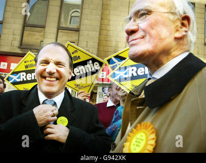 Die Kandidaten der liberaldemokratischen Führung Sir Menzies (rechts) Campbell und Simon Hughes kommen am Freitag, den 10. Februar 2006, in die Dunfermline High Street, nachdem Willie Rennie, der triumpfende neue liberaldemokratische Abgeordnete für Dunfermline und West Fife, Er sagte, sein schockiger Sieg bei den Nachwahlen würde „die Grundlagen der Downing Street erschüttern – und ich meine sowohl die Nummer 10 als auch die Nummer 11“. Die Fundamente sind wahrscheinlich sicher. Aber in den Wohnungen im obersten Stockwerk kann es in den frühen Morgenstunden ein paar zerfurchte Augenbrauen gegeben haben. Siehe PA Story UMFRAGE Dunfermline. DRÜCKEN SIE VERBANDSFOTO. Bildnachweis sollte lauten: David Ceskin/PA. Stockfoto