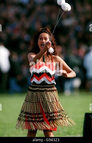 Rugby Union - Tri Nations Series - Neuseeland - Südafrika. Eine Mauri-Frau, die vor dem Spiel auftrat Stockfoto