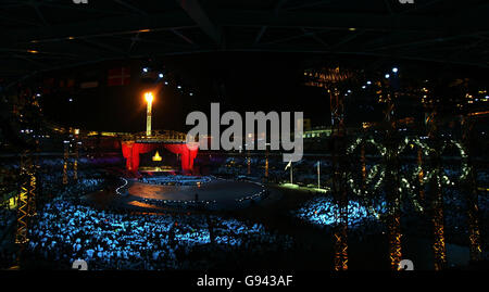 Gesamtansicht der Eröffnungsfeier der XX Olympischen Winterspiele im Olympiastadion in Turin, Italien, Freitag, 10. Februar 2006. DRÜCKEN Sie VERBANDSFOTO. Bildnachweis sollte lauten: Andrew Milligan/PA. **** Stockfoto