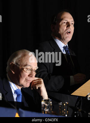 Simon Hughes (rechts), Anwärter der liberaldemokratischen Führung, spricht am Samstag, den 11. Februar 2006, im Center Conference Center in Slough, Bergshire, bei den Lib dem Leadership Hustings, während der Mitstreiter Sir Menzies Campbell zuhört. Siehe PA Story POLITIK LibDems. DRÜCKEN SIE VERBANDSFOTO. Bildnachweis sollte lauten: Yui Mok / PA Stockfoto