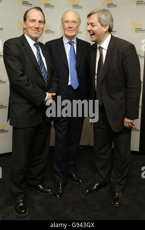 Liberal-demokratische Führungsanwärter (von links nach rechts) Simon Hughes, Sir Menzies Campbell und Chris Huhne bei den Lib dem Leadership Hustings im Center Conference Center in Slough, Berkshire, Samstag, 11. Februar 2006. Siehe PA Story POLITIK LibDems. DRÜCKEN Sie VERBANDSFOTO. Bildnachweis sollte lauten: Yui Mok / PA Stockfoto