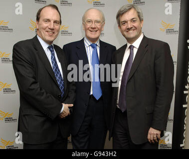 Liberal-demokratische Führungsanwärter (von links nach rechts) Simon Hughes, Sir Menzies Campbell und Chris Huhne bei den Lib dem Leadership Hustings im Center Conference Center in Slough, Berkshire, Samstag, 11. Februar 2006. Siehe PA Story POLITIK LibDems. DRÜCKEN Sie VERBANDSFOTO. Bildnachweis sollte lauten: Yui Mok / PA Stockfoto