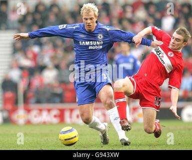 James Morrison von Middlesbrough fordert Eidur Gudjohnsen von Chelsea heraus Stockfoto