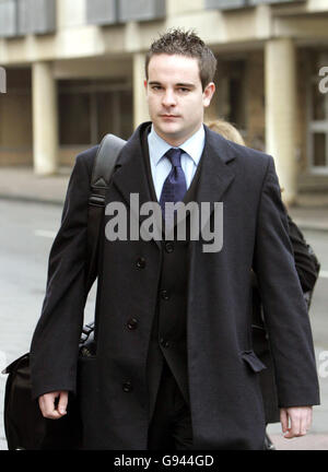 Benjamin Geen trifft am Montag, den 13. Februar 2006, zum ersten Tag seines Prozesses am Crown Court in Oxford ein. Geen wird beschuldigt, zwei ältere Patienten während seiner Tätigkeit als Krankenschwester im Horton General Hospital in Banbury, Oxfordshire, ermordet zu haben. Er wird auch 18 Anklagepunkte beschuldigt, schwere Körperverletzungen verursacht zu haben. Siehe PA Geschichte COURTS Krankenschwester. DRÜCKEN SIE VERBANDSFOTO. Bildnachweis sollte lauten: Tim Ockenden/PA. Stockfoto