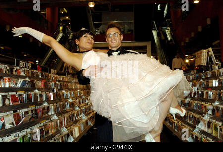 Gitarrist Gary Means & Modedesignerin Shara Hayes, nachdem er am 13. Februar 2006 im Virgin Megastore in der Oxford Street im Zentrum von London von Lionel Fanthorpe, dem 'Rock-Vikar', geheiratet wurde. Das Paar traf sich beim Glastonbury Festival 2003 und wurde nach der Teilnahme am Wettbewerb aus über 100 Paaren ausgewählt, um im Geschäft zu heiraten. Siehe PA Story SHOWBIZ Wedding. DRÜCKEN SIE VERBANDSFOTO. Bildnachweis sollte lauten: Steve Parsons/PA Stockfoto