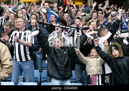 Fußball - FA Barclays Premiership - Aston Villa / Newcastle United - Villa Park. Fans von Newcastle United feiern das Ziel von Shola Ameobi Stockfoto