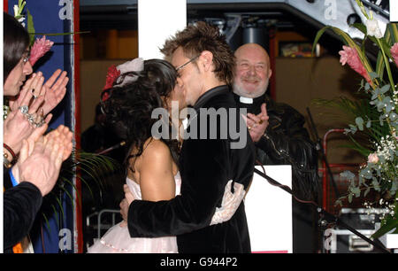 Gitarrist Gary Means & Modedesignerin Shara Hayes werden von 'Rock Vikar' Lionel Fanthorpe in einer besonderen Zeremonie in der Virgin Megastore in der Oxford Street im Zentrum von London, Montag, 13. Februar 2006, verheiratet. Das Paar traf sich beim Glastonbury Festival 2003 und wurde aus über 100 Paaren ausgewählt, nachdem sie am Wettbewerb teilgenommen hatten, um im Geschäft zu heiraten. Siehe PA Geschichte SHOWBIZ Wedding. DRÜCKEN Sie VERBANDSFOTO. Bildnachweis sollte lauten: Steve Parsons/PA Stockfoto