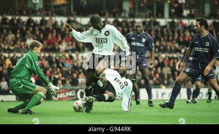 Fußball - FA Carling Premiership - Derby County / Tottenham Hotspur. Paulo Wanchope (Mitte) und Dean Sturridge (am Boden) von Derby County verwickeln sich auf der Suche nach dem Ausgleich Stockfoto