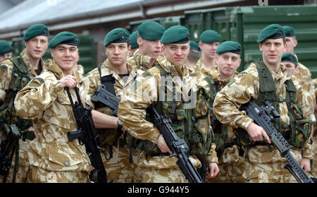 Royal Marines of 42 Commando in Bickleigh Barracks, nahe Plymouth, Devon, Montag, 13. Februar 2006, Vor der Abreise nach Afghanistan. Insgesamt werden 150 Männer von 42 Commando morgen zu ihrer Mission in der Provinz Helmand aufbrechen. Die Royal Marines werden die ersten Kampftruppen sein, die nach der Ankündigung vom 26. Januar, dass rund 3,300 britische Truppen im Rahmen der geplanten NATO-Erweiterung der International Security Assistance Force im Süden Afghanistans eingesetzt werden sollen, eingesetzt werden. Siehe PA Geschichte DEFENSE Marines. DRÜCKEN SIE VERBANDSFOTO. Das Foto sollte lauten: Barry Batchelor/PA Stockfoto