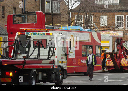 Ein Bus wird vorbereitet, um von einem Bergungsfahrzeug abgeschleppt zu werden, nachdem er am Montag, den 13. Februar 2006, auf der Tottenham High Road im Nordosten Londons in einen Baum geprallt ist. Die Kollission führte dazu, dass das Oberdeck des Doppeldeckerbusses abgezockt wurde. Zwei Personen saßen damals auf dem Oberdeck des Busses der Nummer 349. Sie wurden nicht schwer verletzt. Der Busfahrer wurde ins Krankenhaus gebracht, das vermutlich unter Schock stand. Siehe PA Geschichte POLICE Bus. DRÜCKEN SIE VERBANDSFOTO. Der Bildnachweis sollte lauten: Johnny Green/PA. Stockfoto