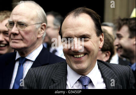 Die Kandidaten der liberalen demokratischen Führung Simon Hughes und Sir Menzies Campbell (links) vor dem Parlament, Montag, den 13. Februar 2006, wo sie sich anderen Parteimitgliedern anschlossen, um Dunfermline und Willie Rennie, den Abgeordneten von West Fife, zu begrüßen. Der neu gewählte Herr Rennie verblüffte Labour, indem er ihre Mehrheit von 11,562 umkippte, um den Sitz zu gewinnen, der zuvor Rachel Squire innehatte, die im Januar nach einer langen Krankheit starb. Siehe PA Geschichte POLITIK Dunfermline. DRÜCKEN Sie VERBANDSFOTO. Bildnachweis sollte lauten: Andrew Parsons/PA. Stockfoto