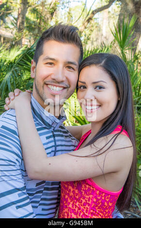 Junge Hispanic Spanisch paar in Liebe Porträt außerhalb Testimonial Pflege Modell freigegeben, Herr-14, Herr-22 Stockfoto