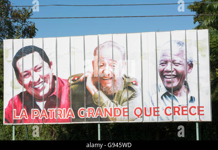 Kuba-Plakat von drei Helden im kubanischen Leben Hugo Chavez, Fidel Castro und Nelson Mandela in der Nähe von Trinidad Kuba Stockfoto