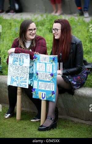 Tausende von bleiben Fans versammeln sich außerhalb des schottischen Parlaments, Edinburgh, um ihre Unterstützung für die Europäische Union im Zuge der Brexit zeigen. Stockfoto