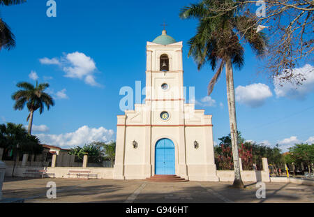 Vinales Kuba mit Hauptplatz Kirche mit schöner Architektur und blaue Tür in Kleinstadt Stockfoto