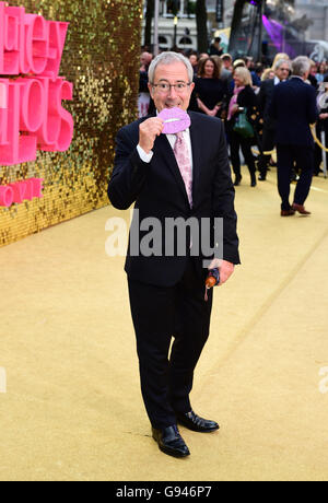 Ben Elton an die Weltpremiere des absolut fabelhafte The Movie im Odeon-Kino am Leicester Square in London statt. Stockfoto