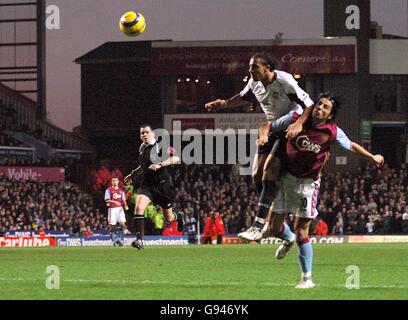 Fußball - FA Barclays Premiership - Aston Villa gegen West Ham United - Villa Park. Milan Baros von Aston Villa wird von Anton Ferdinand von West Ham United geschlagen Stockfoto